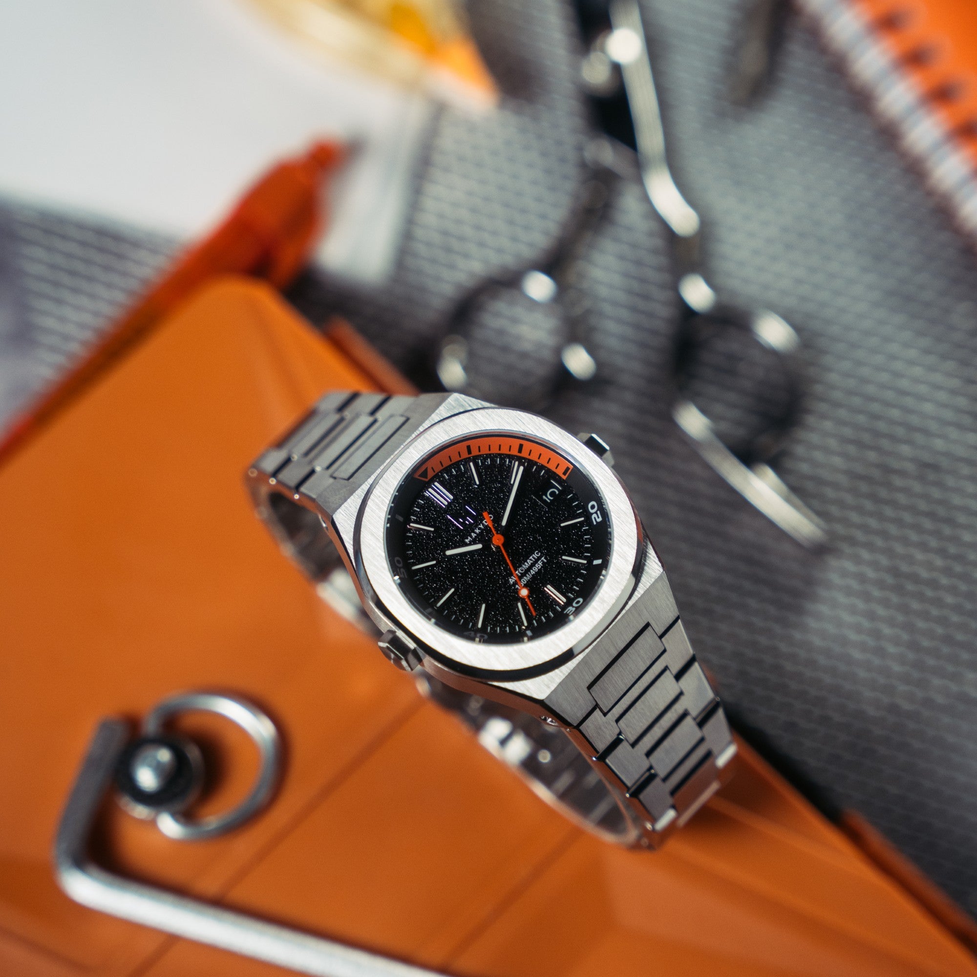 Enfold the power of black with our Black Dial Watches, one of the finest pieces from adventurous and refreshing Diver collection of Unisex Watches from Makydo.