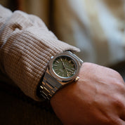 Discover our stunning Green Dial Watch, one of the finest pieces from adventurous and refreshing Diver collection of Unisex Watches from Makydo. Perfect for underwater adventures, this timepiece offers exceptional performance and a bold look. Dive deeper with confidence and flair!