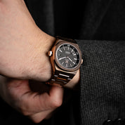Crafted for both style and functionality, Rose Gold sophistication with every glance on a Black Dial Watch, one of the finest pieces from adventurous and refreshing Diver collection of Unisex Watches from Makydo. Perfect for underwater adventures, this timepiece offers exceptional performance and a bold look. Dive deeper with confidence and flair!