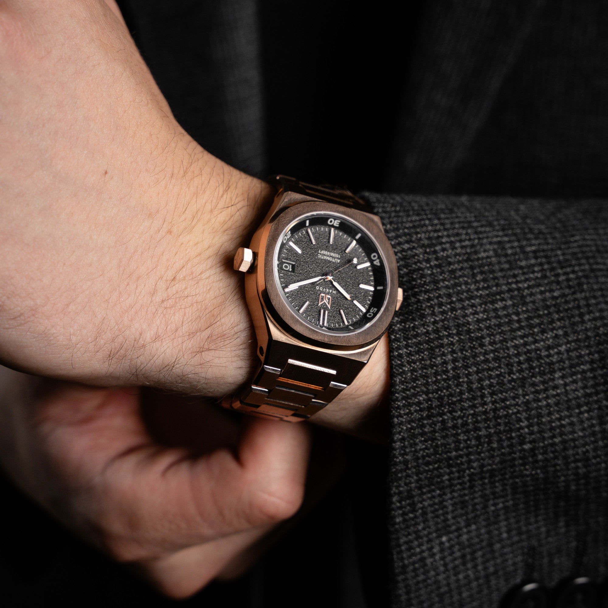 Crafted for both style and functionality, Rose Gold sophistication with every glance on a Black Dial Watch, one of the finest pieces from adventurous and refreshing Diver collection of Unisex Watches from Makydo. Perfect for underwater adventures, this timepiece offers exceptional performance and a bold look. Dive deeper with confidence and flair!