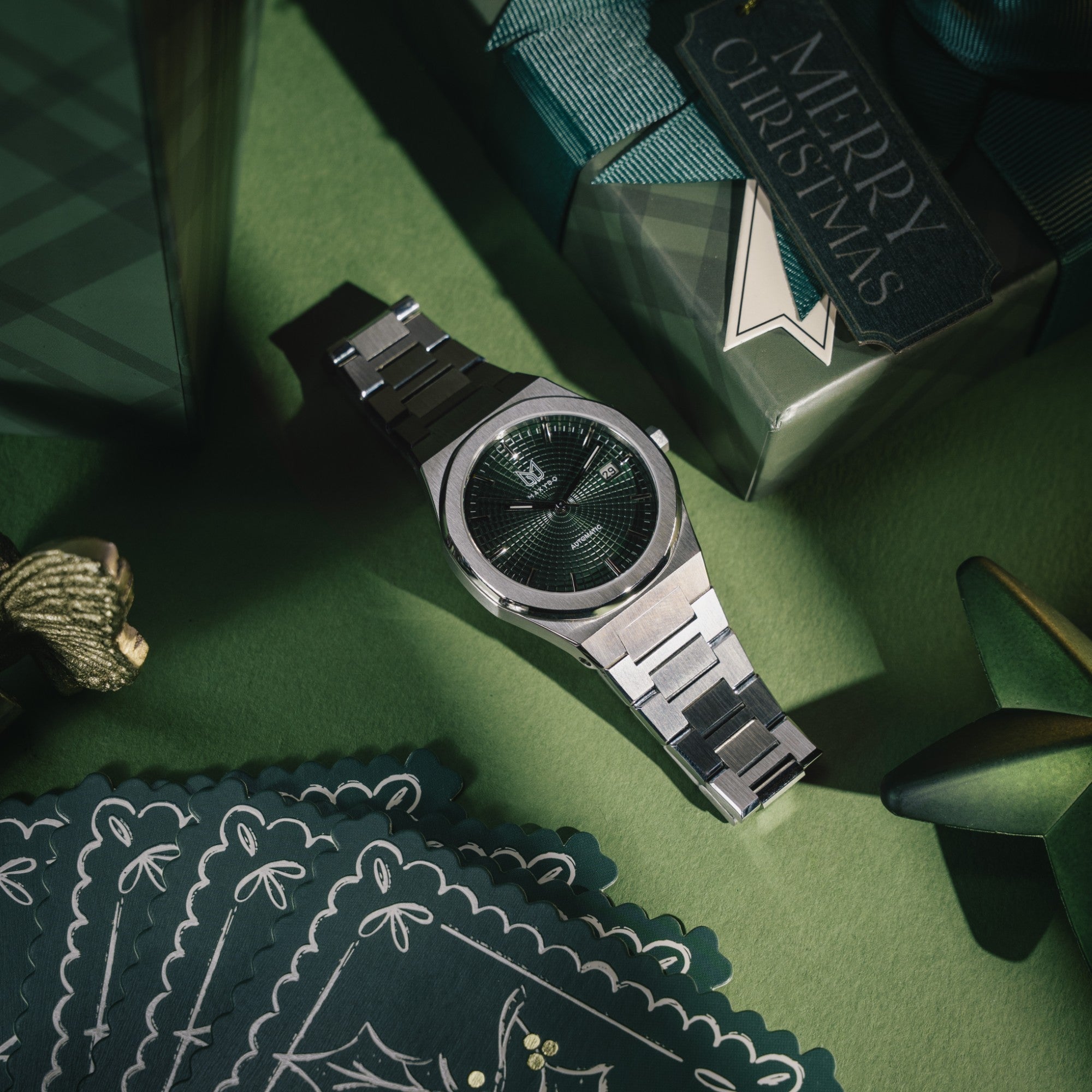 MAKYDO Emerald Green Mosaic 38 automatic unisex watch, featuring green mosaic pattern dial.  316L Stainless Steel integrated bracelet complimented with a 9mm of slim case powered by a sturdy Japan MIYOTA 9015 movement.