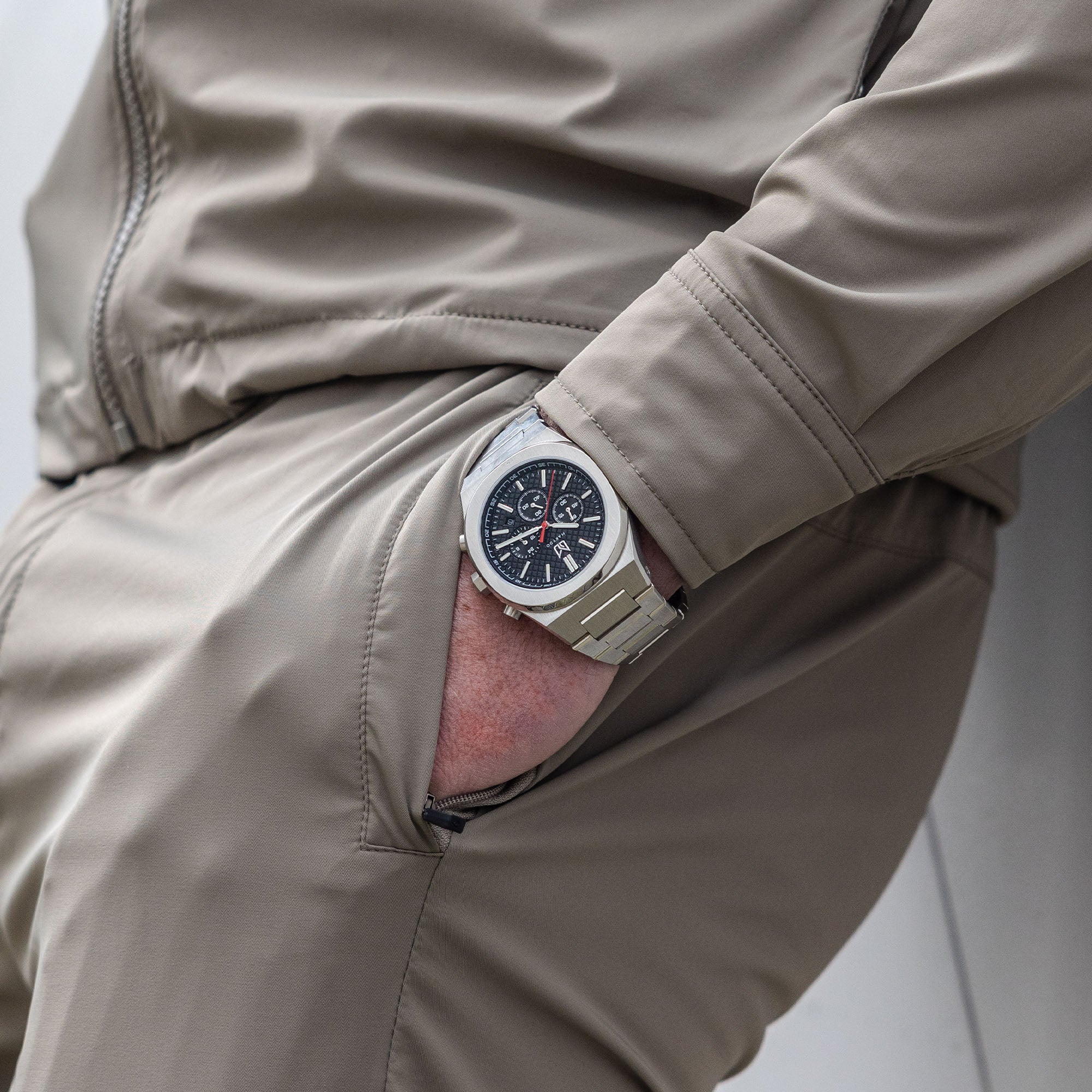 Enfold the power of black with our Black Dial Watches , one of the finest pieces from the thrilling and racing inspired chronograph collection of men's Watches from Makydo.