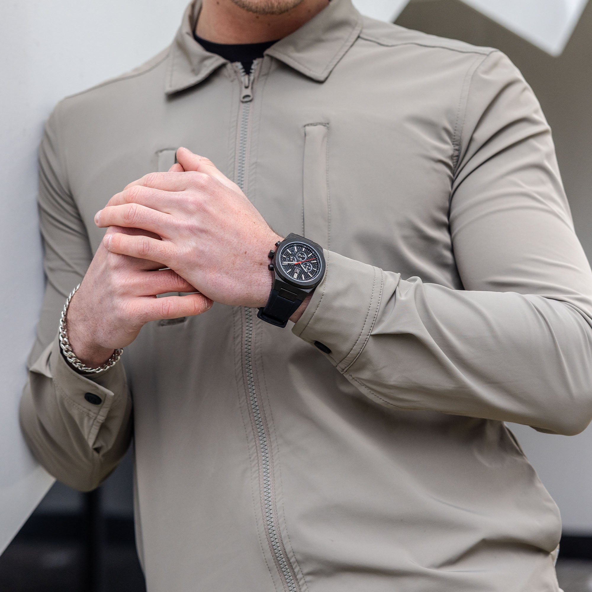 Enfold the power of black with our Black Dial Watches , one of the finest pieces from the thrilling and racing inspired sports edition chronograph men's Watch from Makydo.