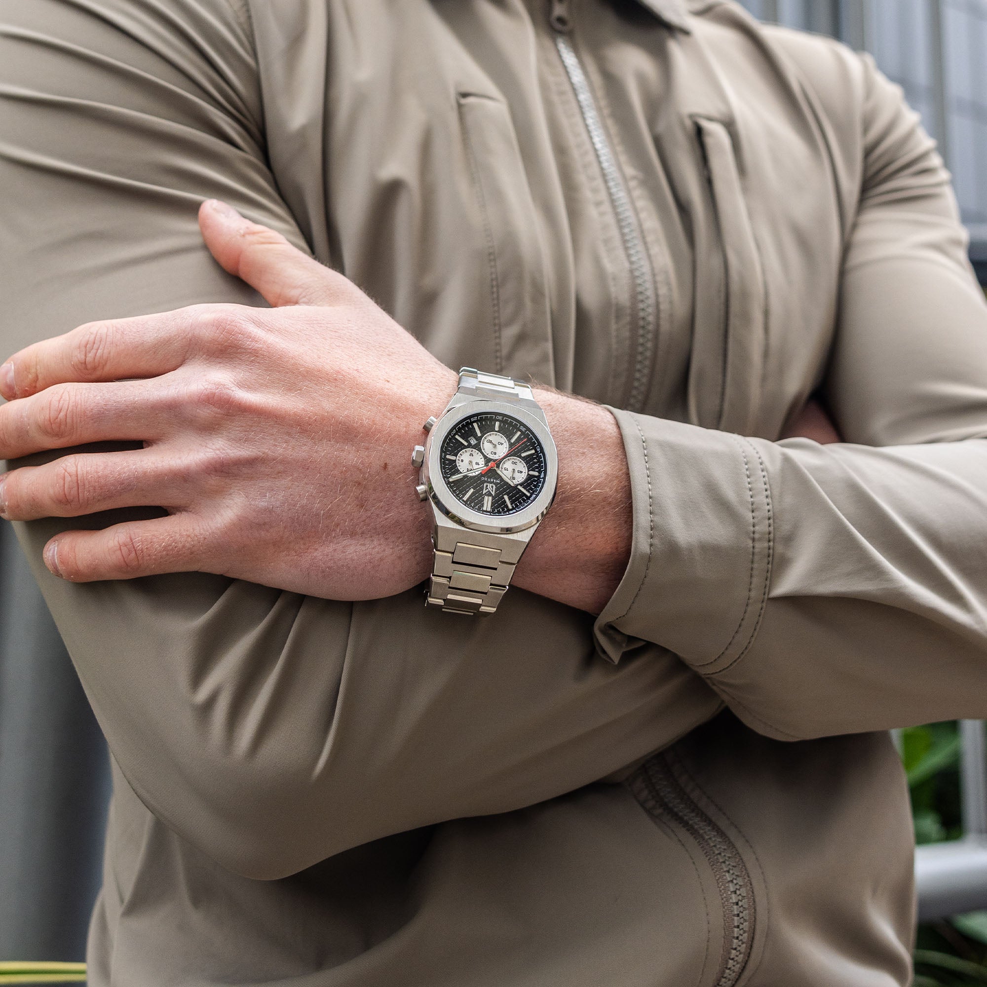 Enfold the power of black with our Black Dial Watches , one of the finest pieces from the thrilling and racing inspired chronograph collection of men's Watches from Makydo.